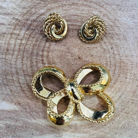 MONET BROOCH & EARRING SET | Gold Tone Bow Rope Style Earrings Clip Style - Picture 6 of 10
